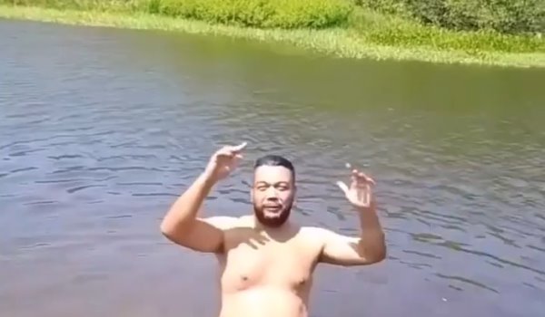 И нежно о ногу потёрся И нежно о ногу потёрся