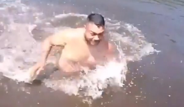 И нежно о ногу потёрся