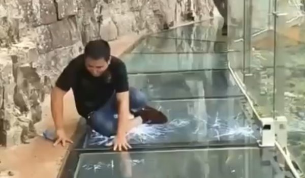 Жутко страшный стеклянный мост Жутко страшный стеклянный мост