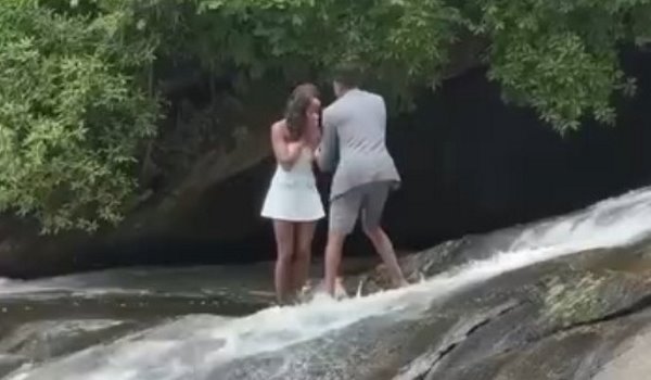 Предложение руки и сердца на водопаде